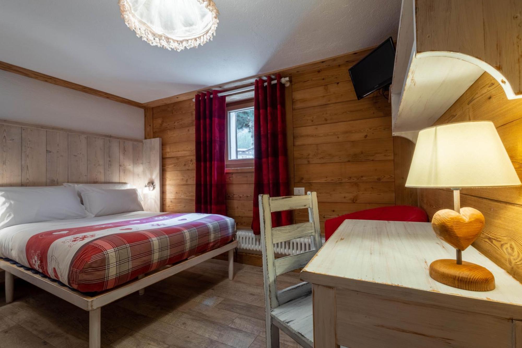 Hotel Petit Dahu - Chambres Et Restaurant Cogne Exterior foto