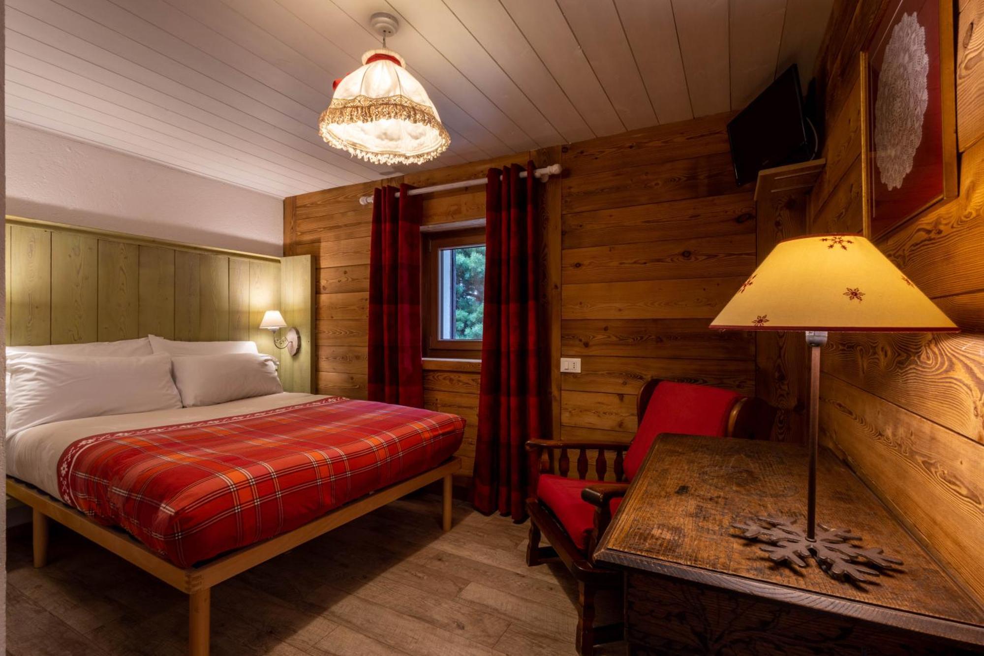 Hotel Petit Dahu - Chambres Et Restaurant Cogne Exterior foto