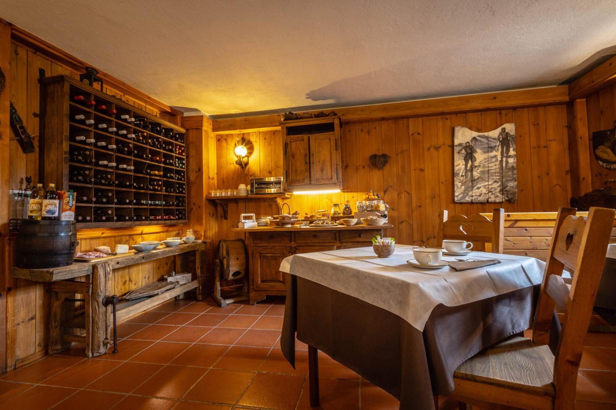 Hotel Petit Dahu - Chambres Et Restaurant Cogne Exterior foto