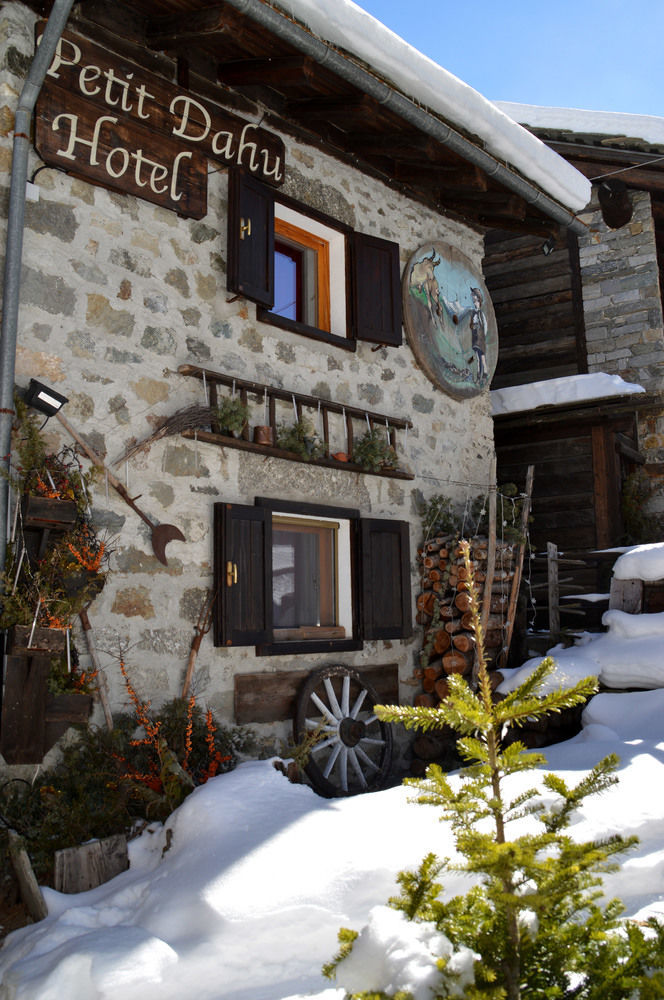 Hotel Petit Dahu - Chambres Et Restaurant Cogne Exterior foto